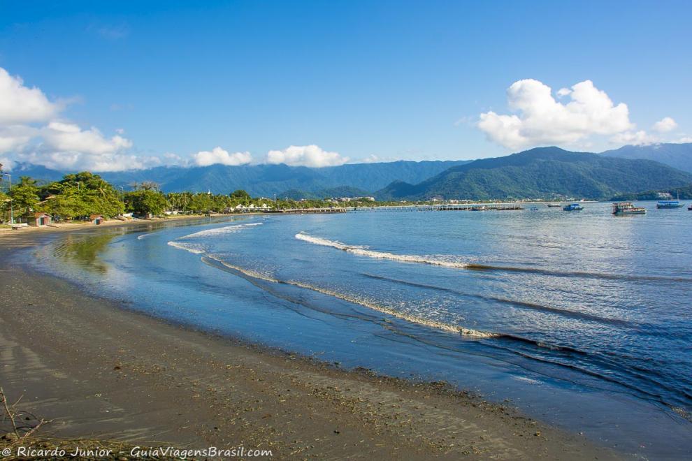 Imagem do mar calmo da Praia do Itaguá em Ubatuba.